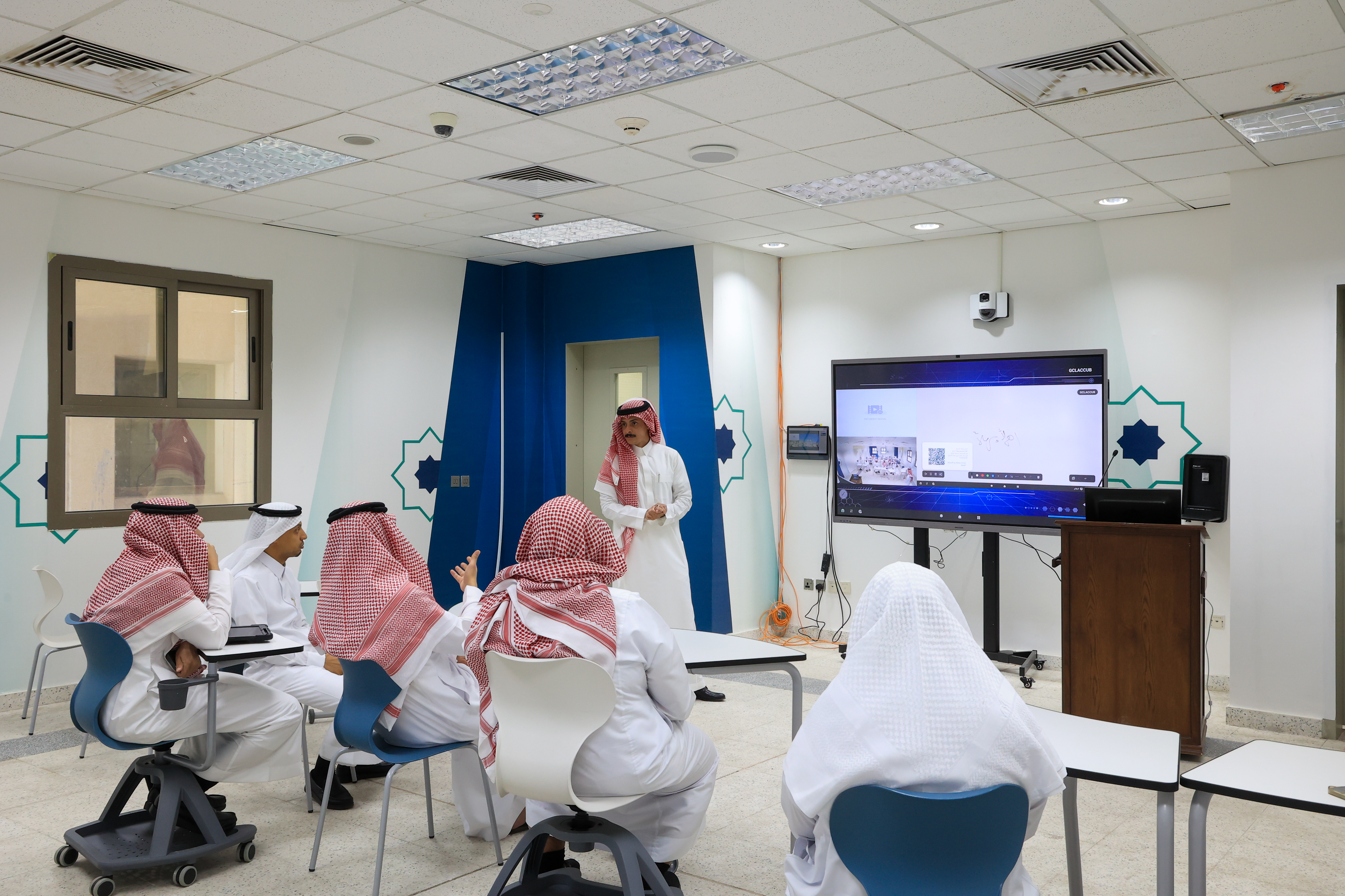 رئيس الجامعة الإسلامية يتفقد مشروع القاعات الدراسية الذكية: نقلة نوعية نحو تعليم تفاعلي مدعوم بالذكاء الاصطناعي